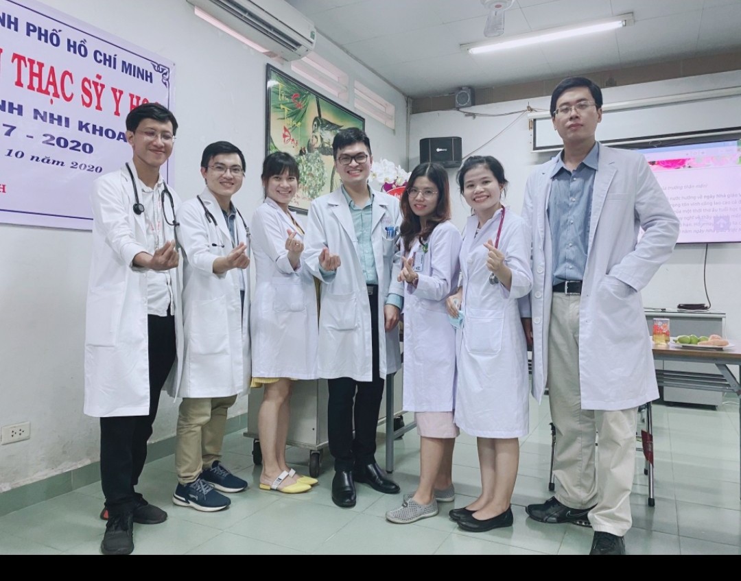 Bác sỹ Nguyễn Nhật Uy ngoài cùng bên phải