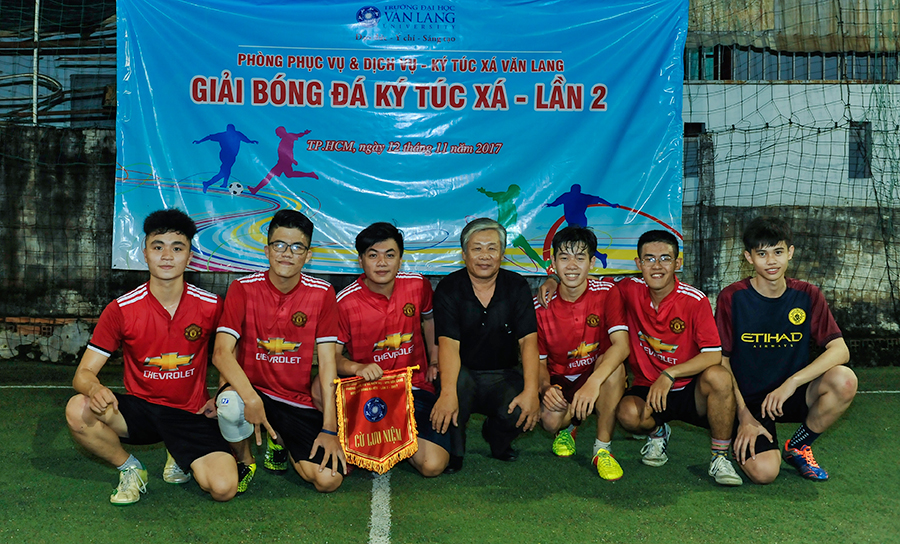 Chú Lê Văn Sĩ – Trưởng ban quản lý KTC trao cờ cho đội Team K23 – giải nhì