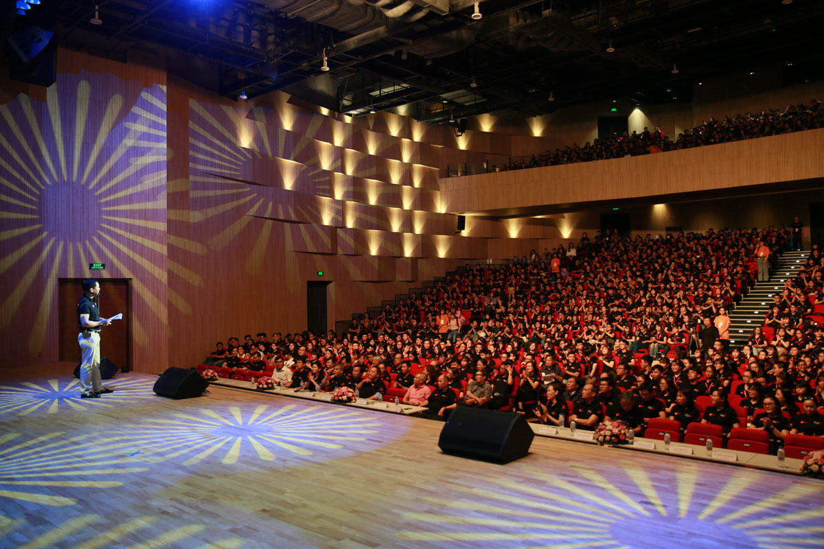 Hội trường Trịnh Công Sơn được trang bị hệ thống âm thanh, ánh sáng hiện đại với sức chứa lên đến 1600 người tham dự.